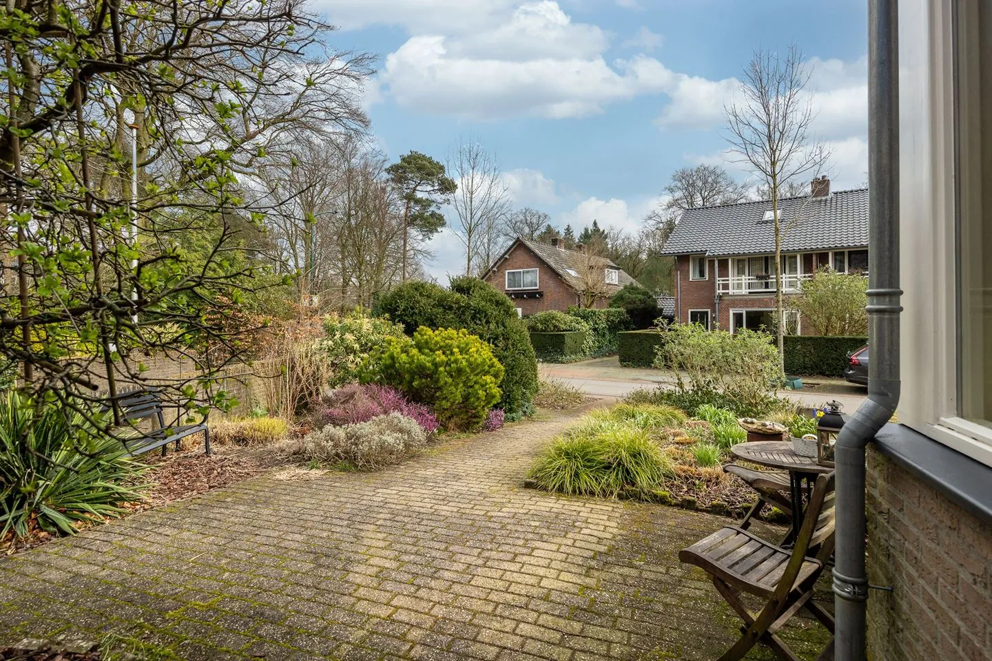 De voortuin in Bilthoven voor het nieuwe ontwerp, met siergrassen