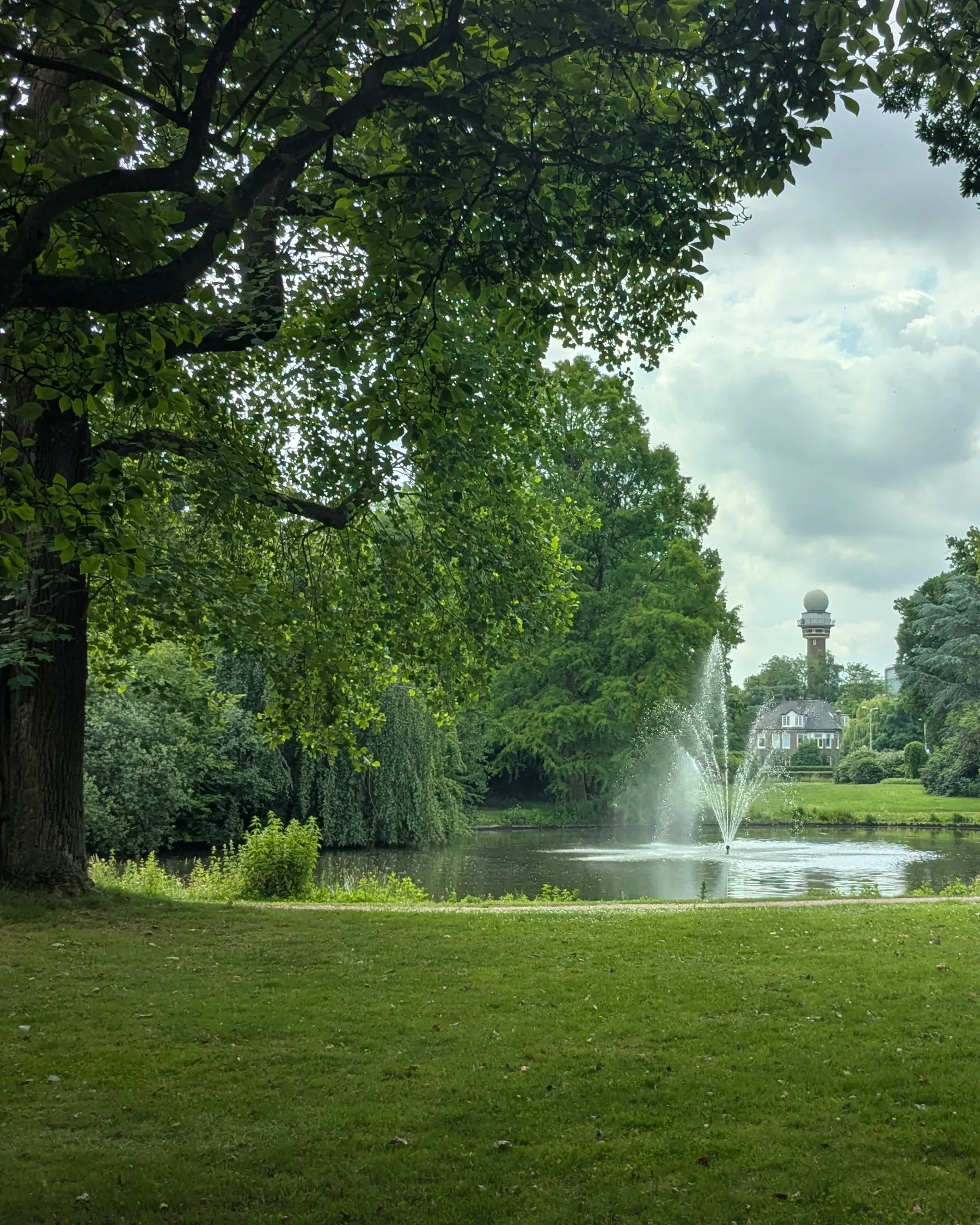 Het Van Boetzelaerpark in De Bilt met zicht op het KNMI
